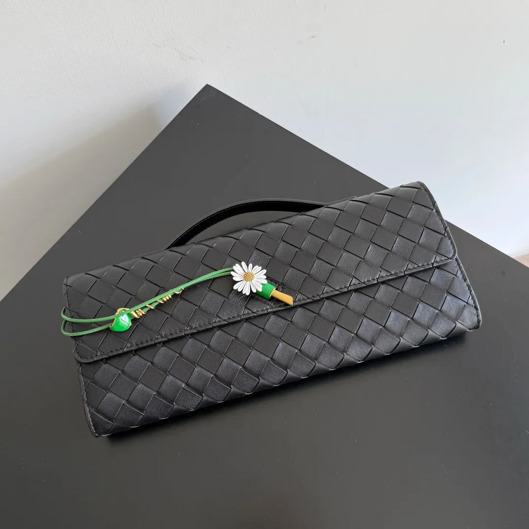 Batch 1720 Bottega Veneta clutch bags are shipping! The carefully crafted latch opening and closing is like a small key, giving us a sense of ritual every time we use this bag. The innovative design this time is to make the latch part into the shape of a small daisy. The originally elegant and restrained style instantly adds some playfulness, and matches with a skirt. Going out for a picnic or admiring the scenery will add to the overall look🌸🌸The heavily crafted daisy is lifelike and full of exquisiteness. The fixed rope is also decorated with a winding golden rope and a small leaf, echoing the daisy. The whole bag looks very coordinated. Style number: 836810 (741511) Size: 31*13*3cm
